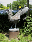 905368 Afbeelding van het bronzen beeldhouwwerk 'De Haan', van beeldhouwster Jos van Riemsdijk uit 1994, bij het ...